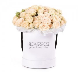 Белые кустовые розы в шляпной коробке