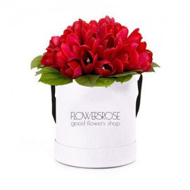 Красные тюльпаны в шляпной коробке